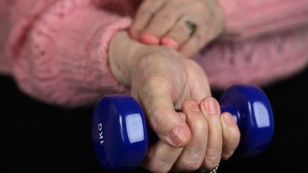 Donna anziana con manubrio provare il recupero delle articolazioni
 - Filmati, video
