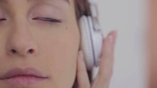Close- up. Listening to music - beautiful woman portrait relaxing at home - Filmagem, Vídeo