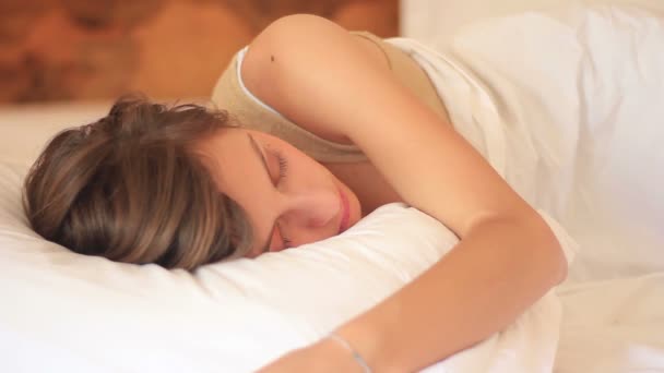 όμορφο κορίτσι κοιμάται ειρηνικά στο κρεβάτι της - Πλάνα, βίντεο