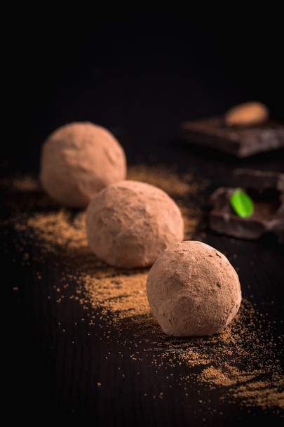Homemade chocolate truffles / beautiful chocolate candy truffles - Foto, Imagen