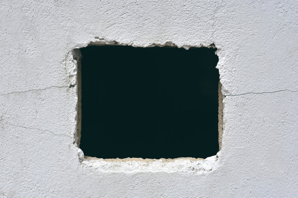 Дыра в бетонной стене
 - Фото, изображение