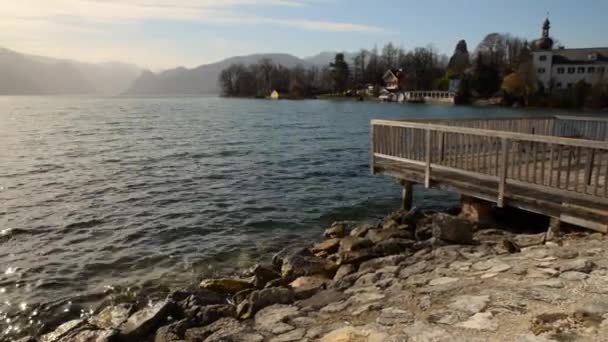Traunsee-tó és a Schloss kastély Ort, Felső-Ausztria-egy meleg tavaszi reggel - Felvétel, videó