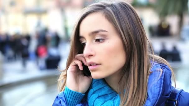 close up of beautiful young woman using smartphone outdoor - Imágenes, Vídeo