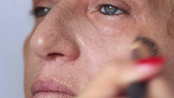 Kosmetikerin schminkt - Filmmaterial, Video