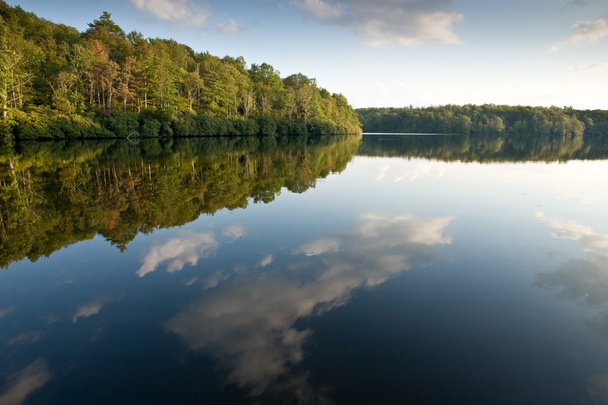 Cloud heijastuksia Hinta järvi
 - Valokuva, kuva
