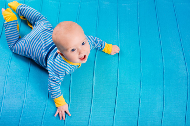Bébé garçon sur couverture tricotée bleue
 - Photo, image