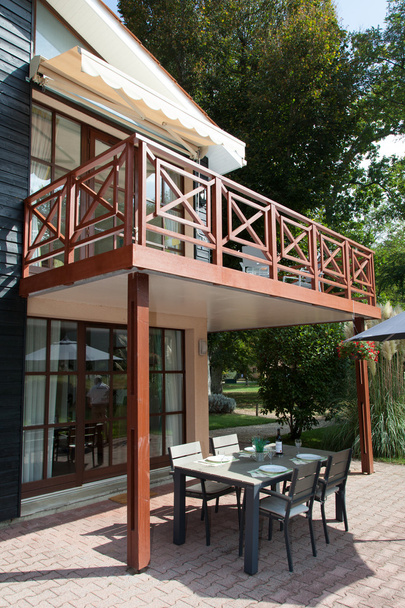 Stilvolles Holzhaus mit Außenterrasse - Foto, Bild