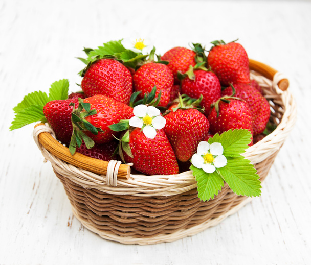 Erdbeeren mit Blättern - Foto, Bild