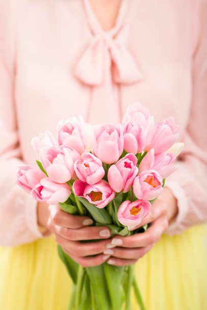 Куча тюльпанов в женских руках, мелкий дуф
. - Фото, изображение