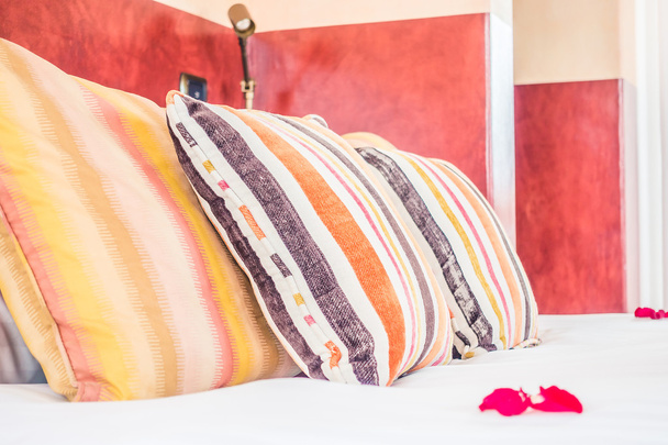 Cuscini e decorazione del letto in stile marocco
 - Foto, immagini