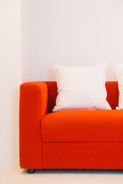 rotes Sofa mit Kissen und Lampe - Foto, Bild