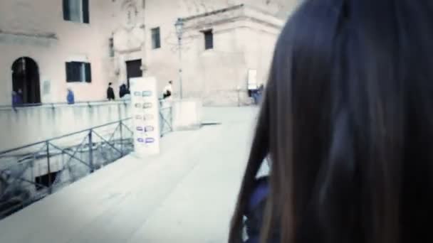 beautiful girl walking in the city and smiles - Video, Çekim