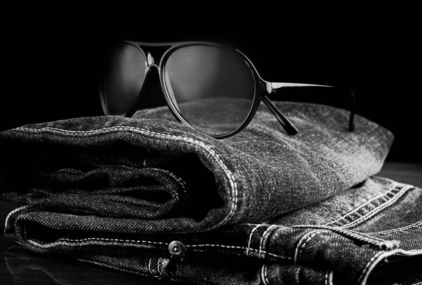 джинси і сонцезахисні окуляри
 - Фото, зображення