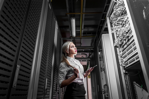 Young engineer businesswoman in network server room - Foto, Imagem