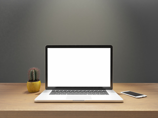 laptop i telefon z pustego ekranu na przedniej ścianie szare biurko - Zdjęcie, obraz