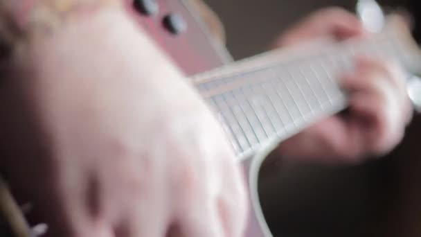 Mann spielt akustische Gitarre - Filmmaterial, Video