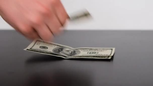 Zamknij widok z rąk mężczyzny liczą kilkaset banknotów dolarowych i oddać pieniądze - Materiał filmowy, wideo
