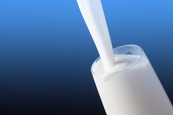 Біле молоко в склянці
 - Фото, зображення