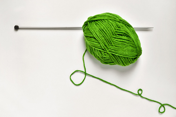 毛糸と編み物のピンのボール - 写真・画像