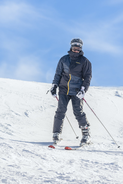 skieur descendant la piste de ski
 - Photo, image