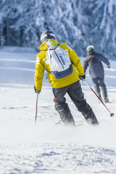 Esquiador bajando la pista de esquí
 - Foto, imagen