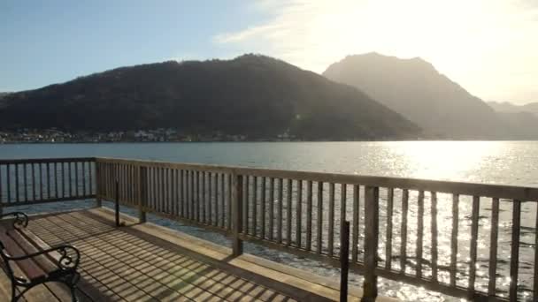 Lago Traunsee e Castello di Schloss Ort in Alta Austria in una calda mattina di primavera
 - Filmati, video