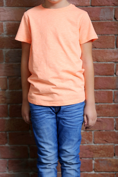 Маленький мальчик в футболке
 - Фото, изображение