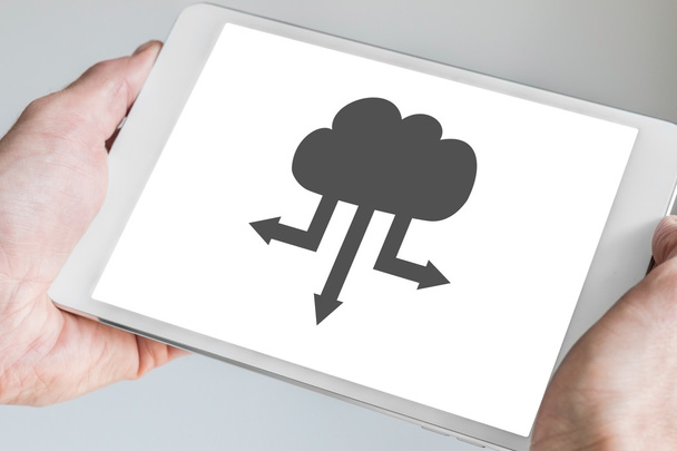 Modern tabletin dokunmatik ekranında görüntülenen yükleme ve indirme için bulut bilgi işlem sembolü. - Fotoğraf, Görsel