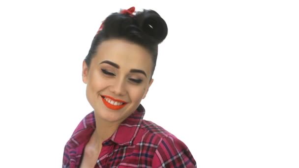 Mladá žena s pin-up make-up pózuje - Záběry, video