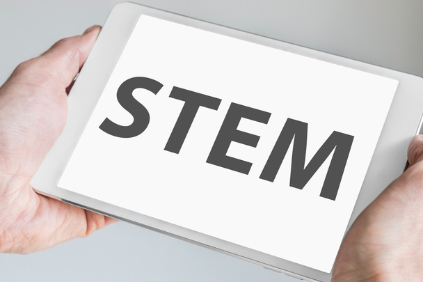 Concept STEM (science, technologie, ingénierie, mathématiques) avec texte affiché sur l'écran tactile moderne d'une tablette blanche
 - Photo, image