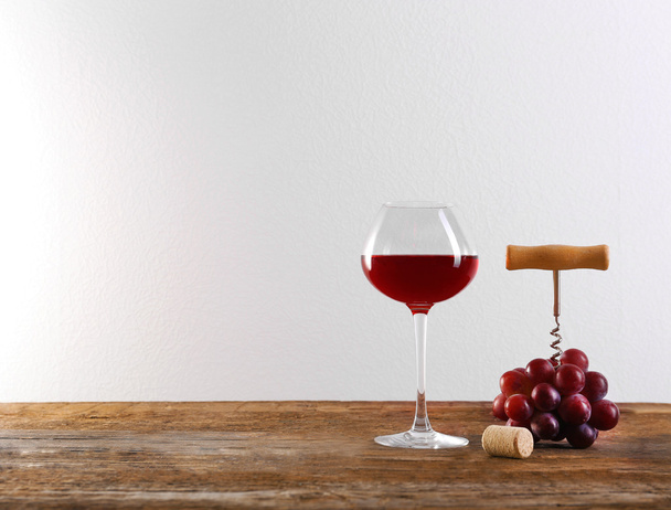 Wein und Trauben auf Holztisch - Foto, Bild