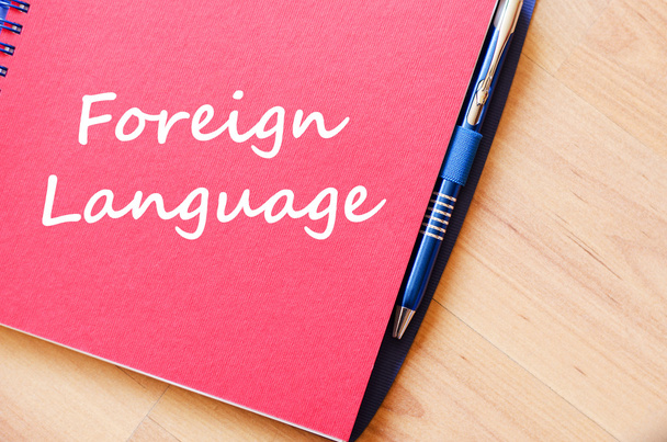 Língua estrangeira escrever no notebook
 - Foto, Imagem