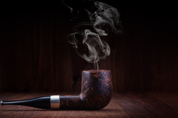 Pipa de fumar en una mesa de madera
 - Foto, Imagen