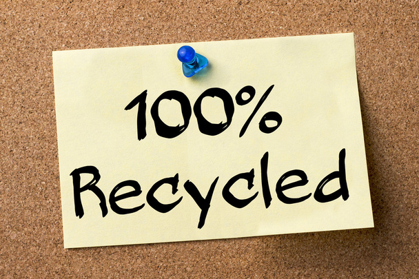 100% z recyklingu - nalepka przypięte na tablicy ogłoszeń - Zdjęcie, obraz
