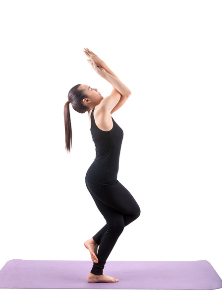 retrato de mujer asiática vistiendo traje negro sentado en yoga
  - Foto, Imagen