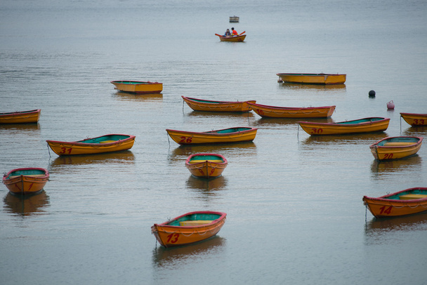 Petits bateaux de pêche ancrés
 - Photo, image