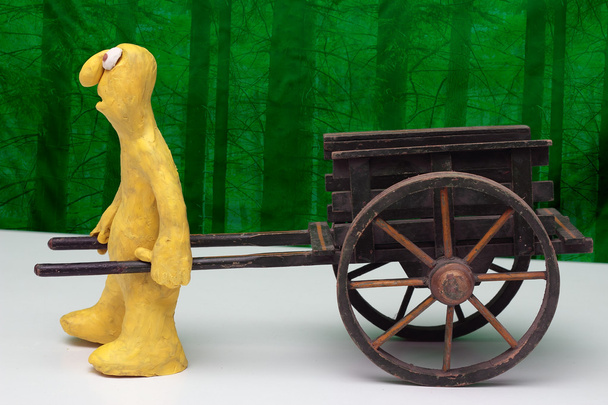 ruční vozík a clay kreslený figurka - Fotografie, Obrázek