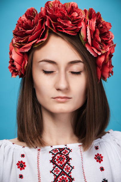 Молода дівчина в українському національному костюмі - Фото, зображення