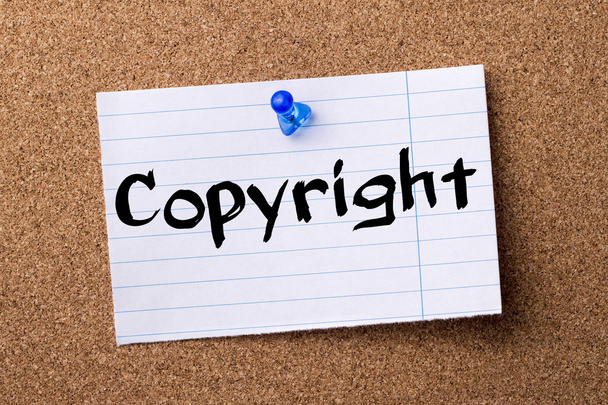 Copyright - opmerking gescheurd papier vastgemaakt op prikbord - Foto, afbeelding