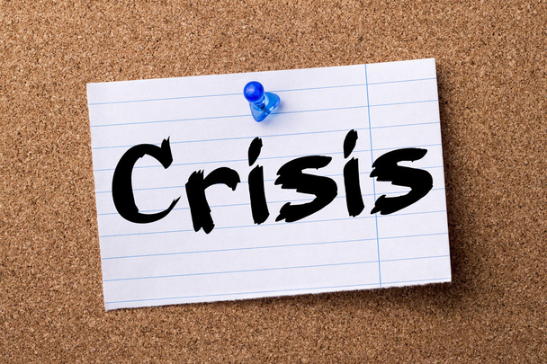 Crisis - Opmerking gescheurd papier vastgemaakt op prikbord - Foto, afbeelding