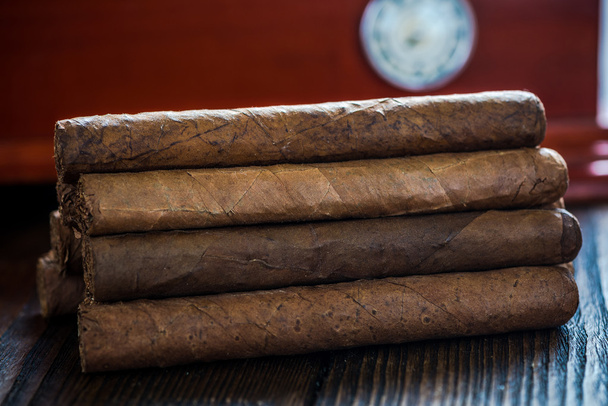 Cigares cubains et cave en bois
 - Photo, image