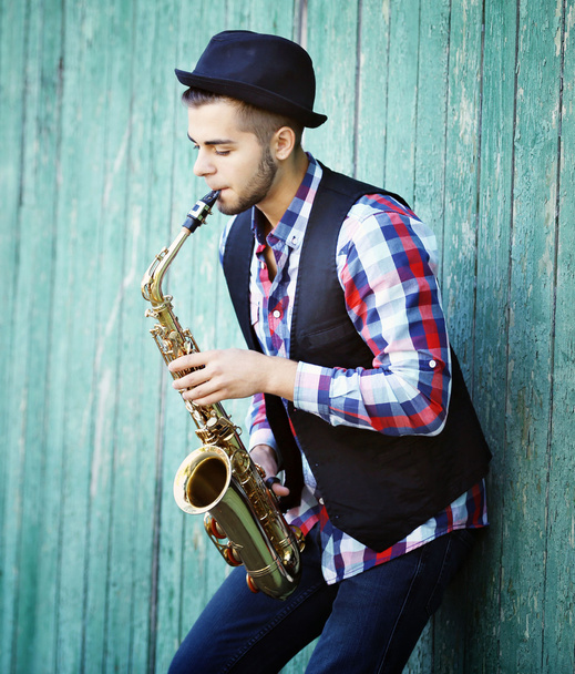 man playing on saxophone - Foto, afbeelding