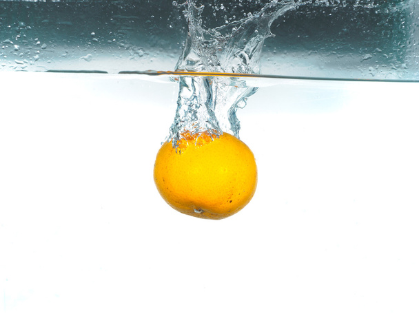 drop orange  in the water - Фото, зображення