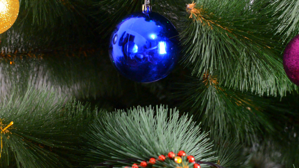 贈り物や Bulbes、ドリー ショットと緑のクリスマス ツリー - 映像、動画