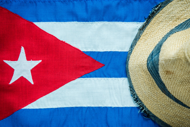 Panamahut auf kubanischer Flagge. - Foto, Bild