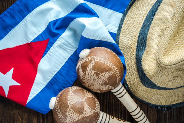 Кубинський прапор, Панама капелюх і музичні instrumet. - Фото, зображення