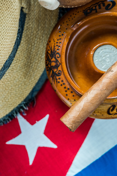 Kubanische Zigarre und Nationalflagge. - Foto, Bild