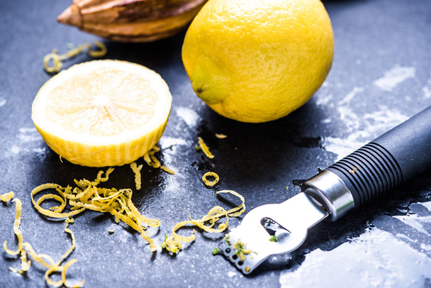 Limão e raspas, ingredientes naturais refrescantes
 - Foto, Imagem