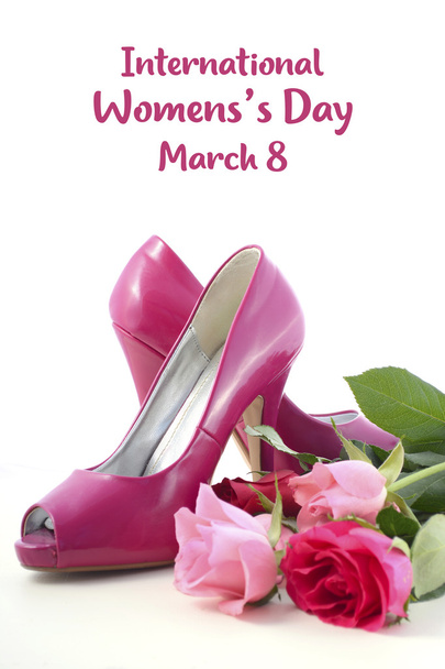 ピンクのバラと高いヒールの靴. - 写真・画像