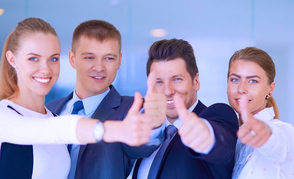 Felice business team mostrando pollici in alto in ufficio
 - Foto, immagini